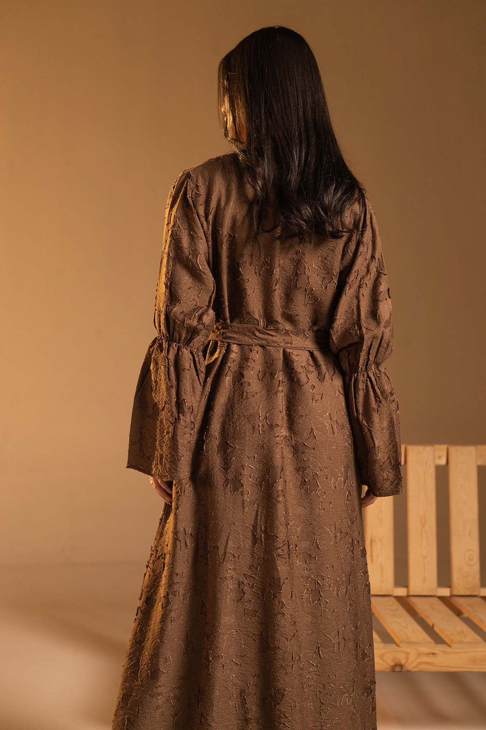 كاردجان جاكار بني بخامة بارزة وأكمام واسعة