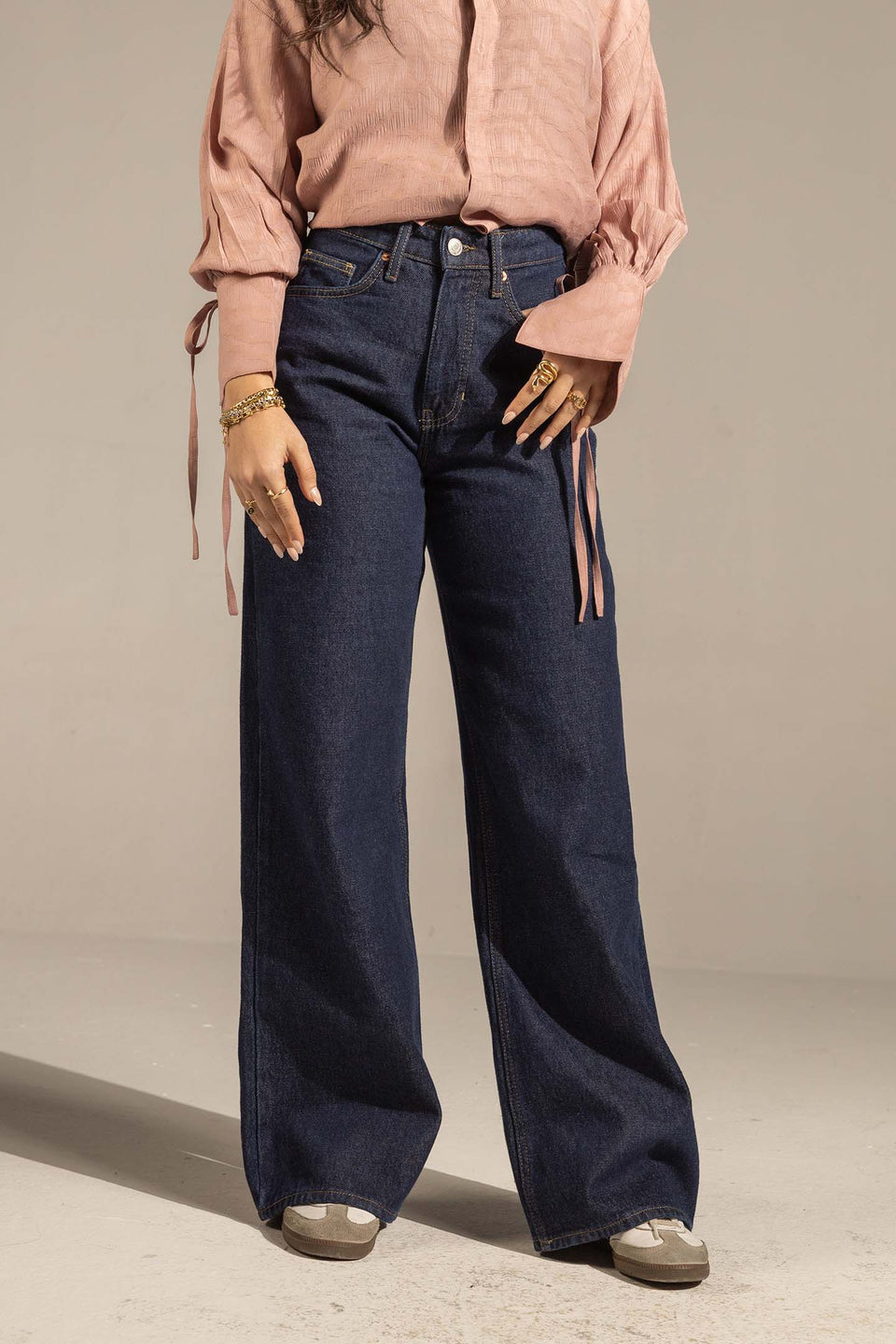 جينز كحلي بخصر عالي وقصة واسعة