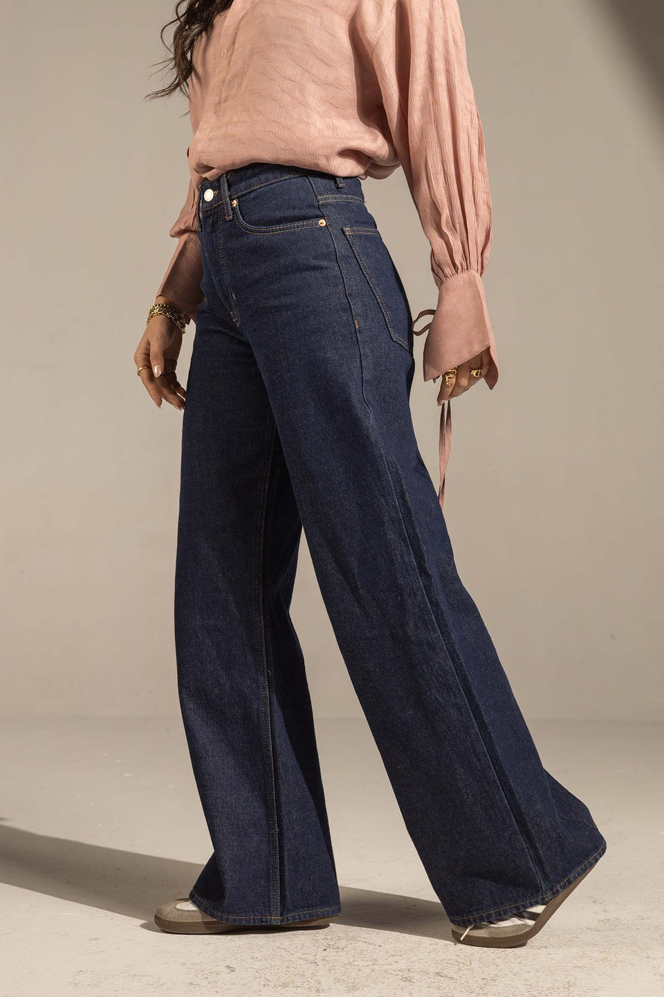 جينز كحلي بخصر عالي وقصة واسعة