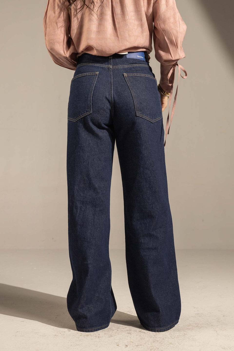 جينز كحلي بخصر عالي وقصة واسعة