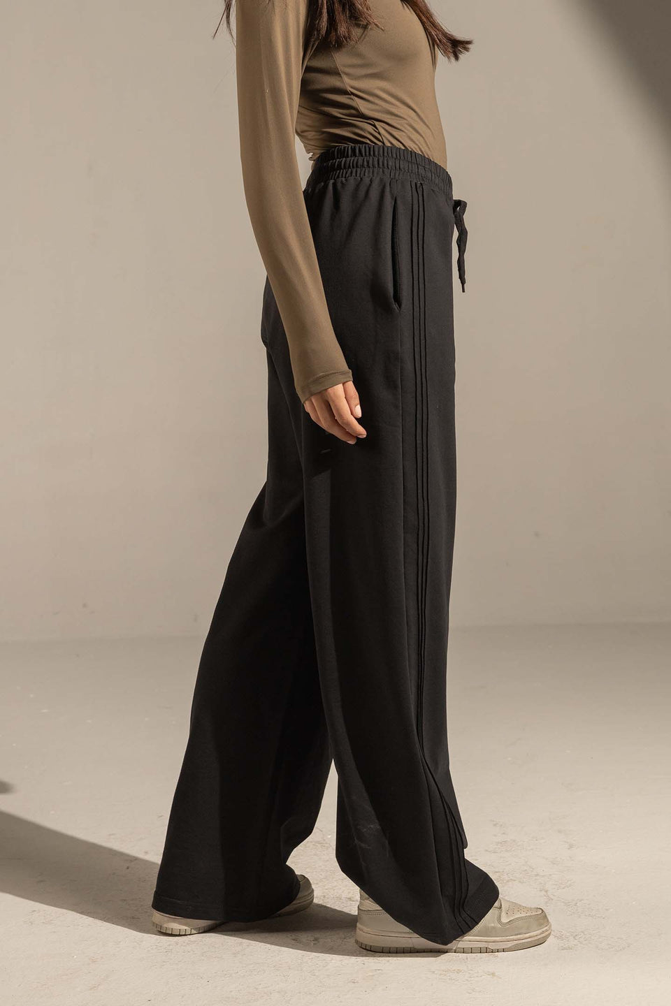 Black Relaxed Fit Wide-Leg Pants
