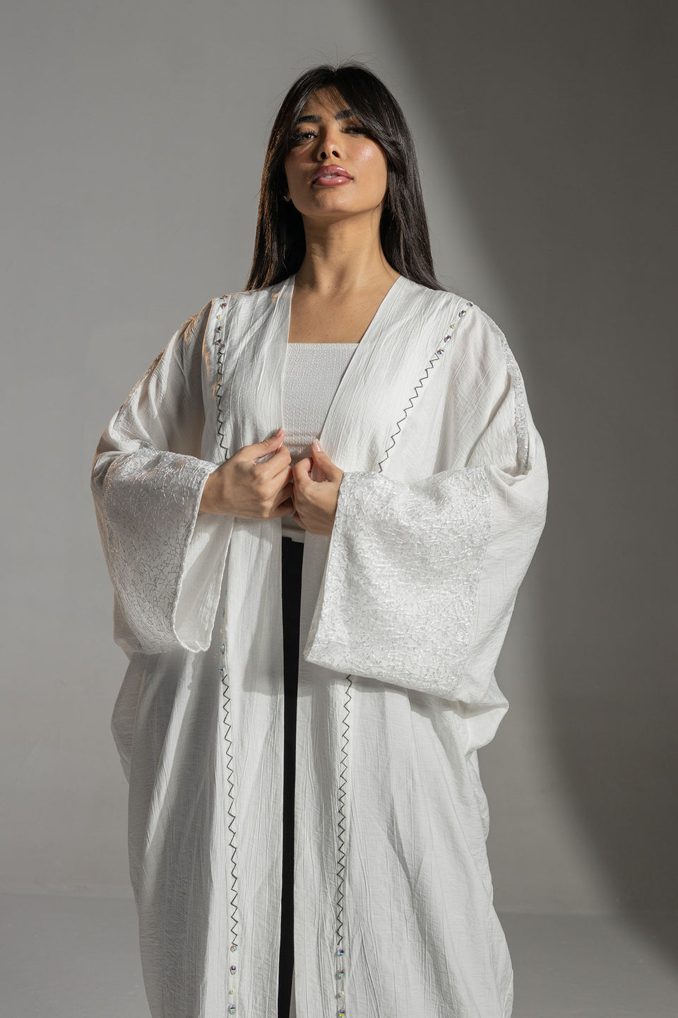 كارديجان طويل أبيض بأكمام مطرزة