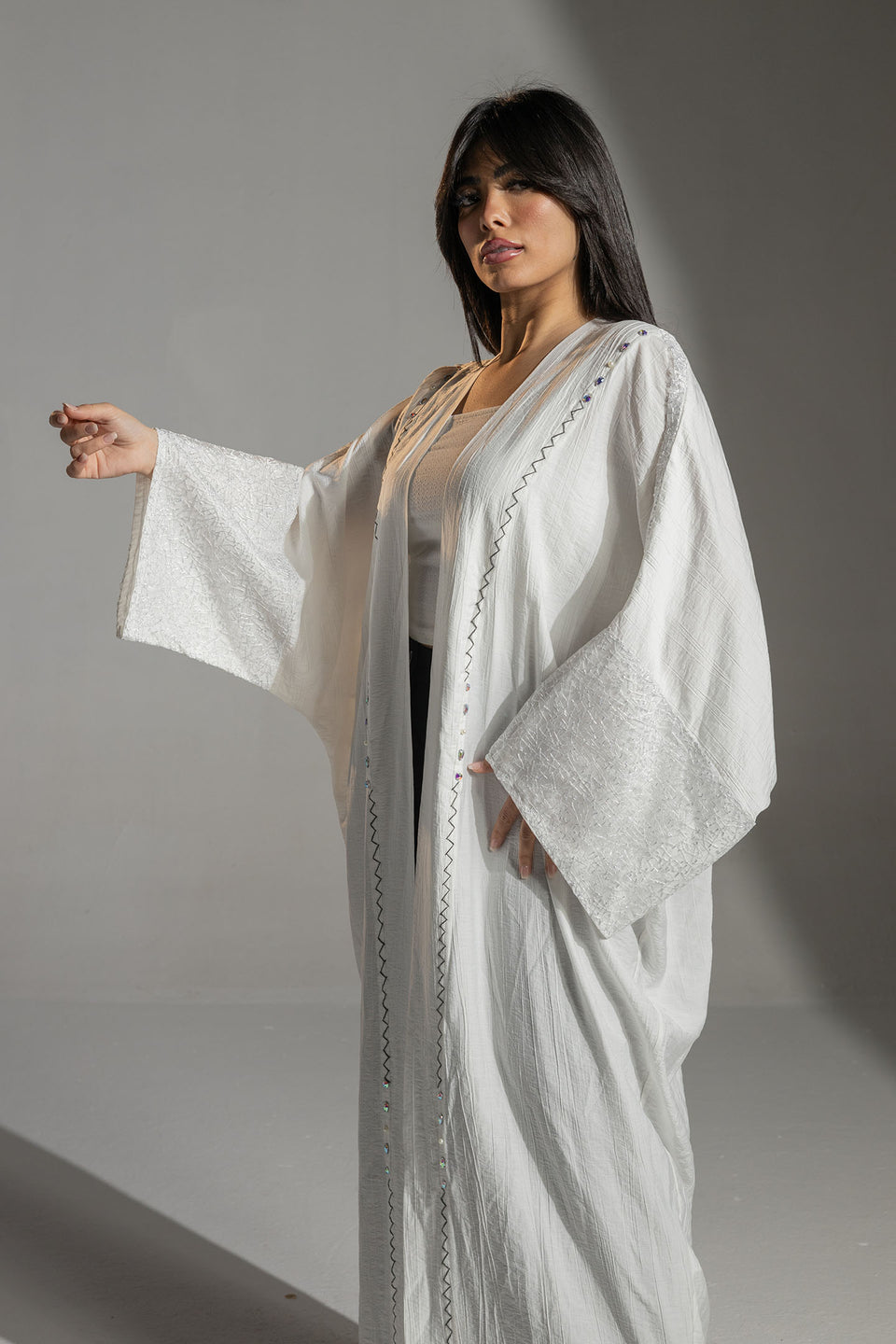 كارديجان طويل أبيض بأكمام مطرزة