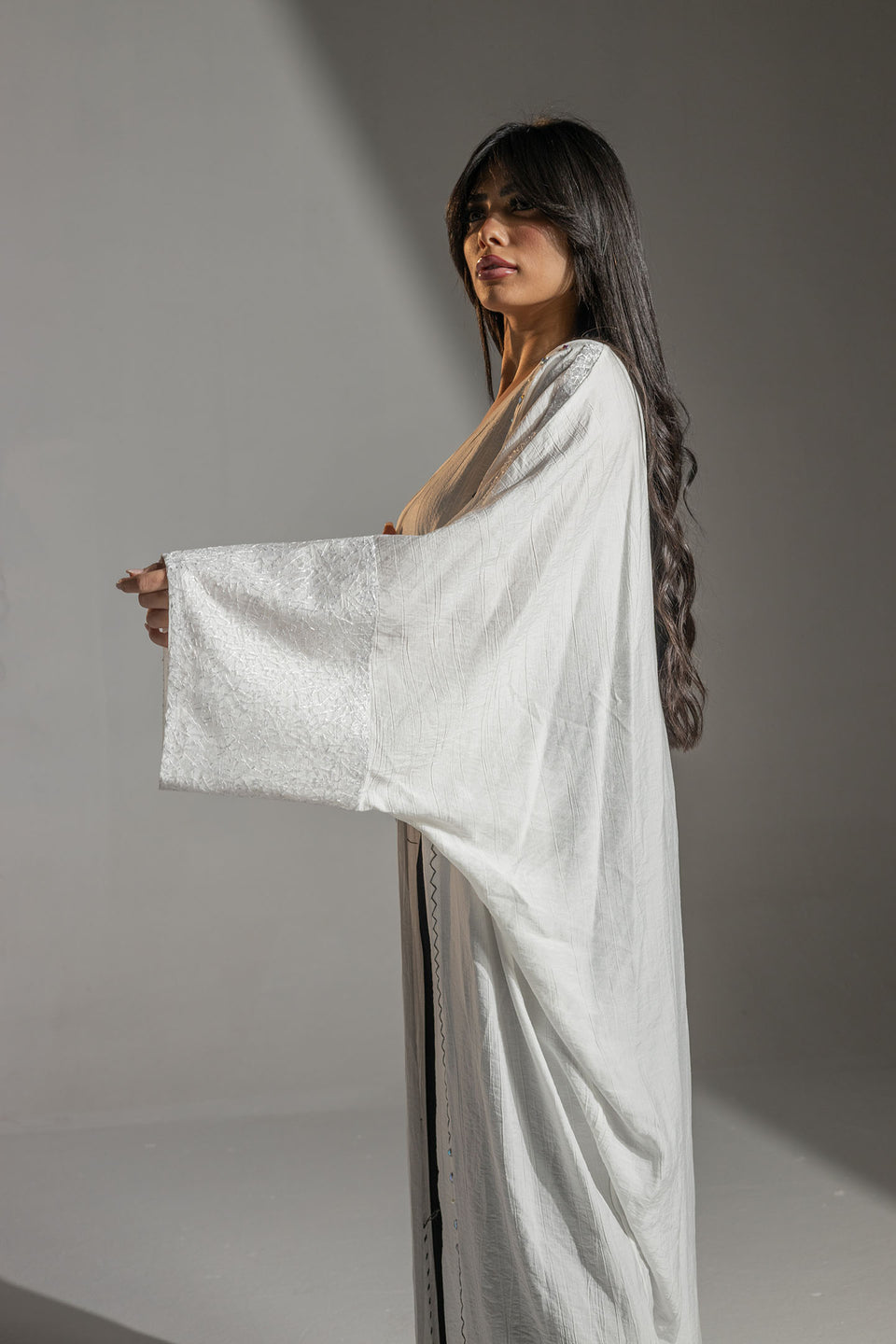 كارديجان طويل أبيض بأكمام مطرزة