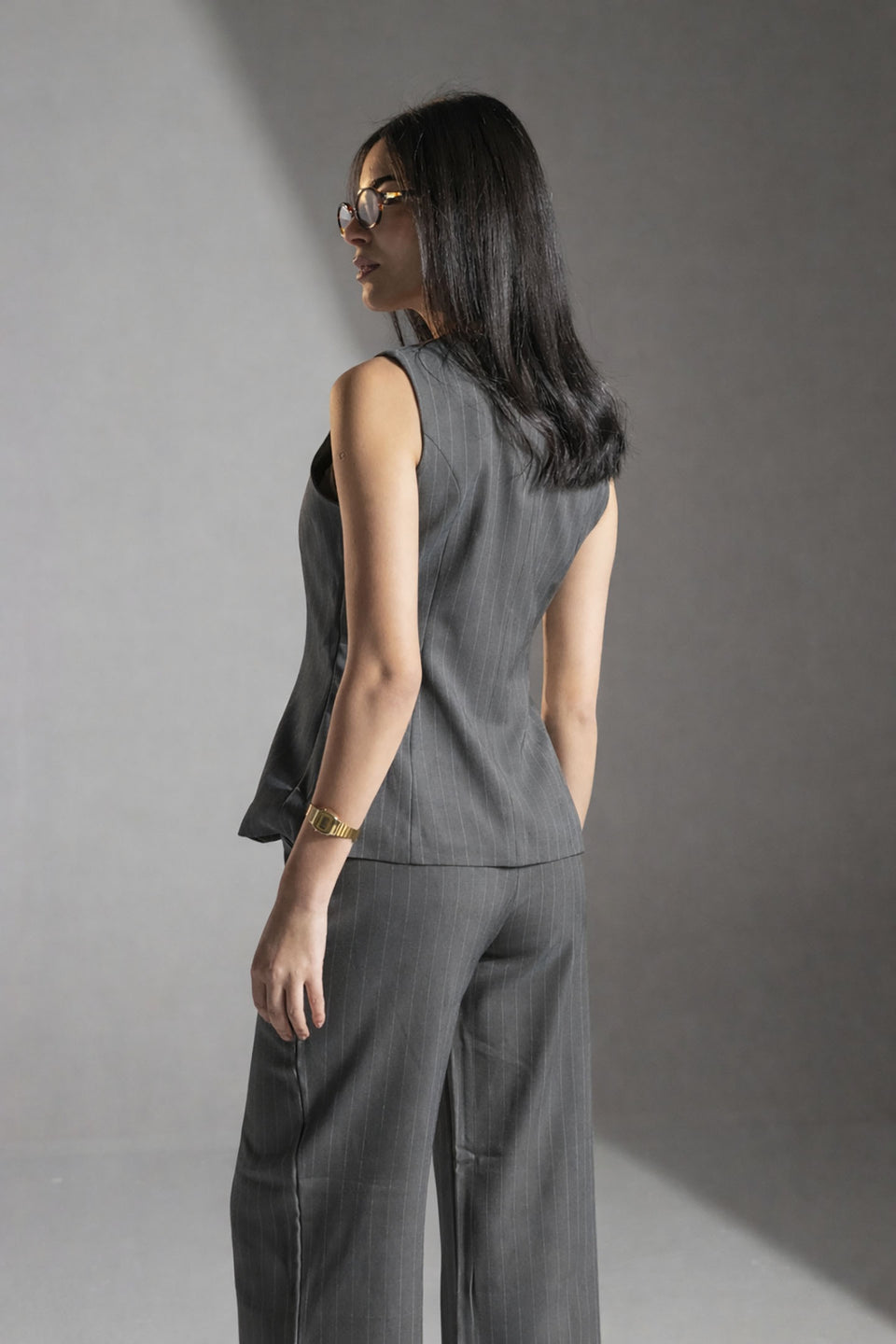 فيست رمادي مفصل بخطوط رفيعة