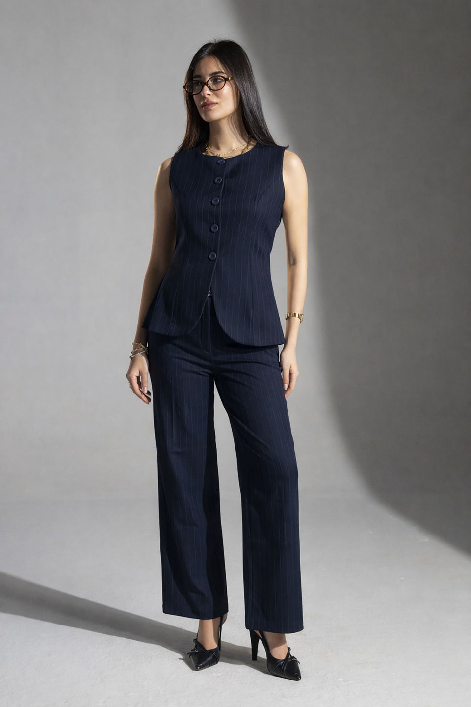 فيست كحلي مفصل بخطوط رفيعة