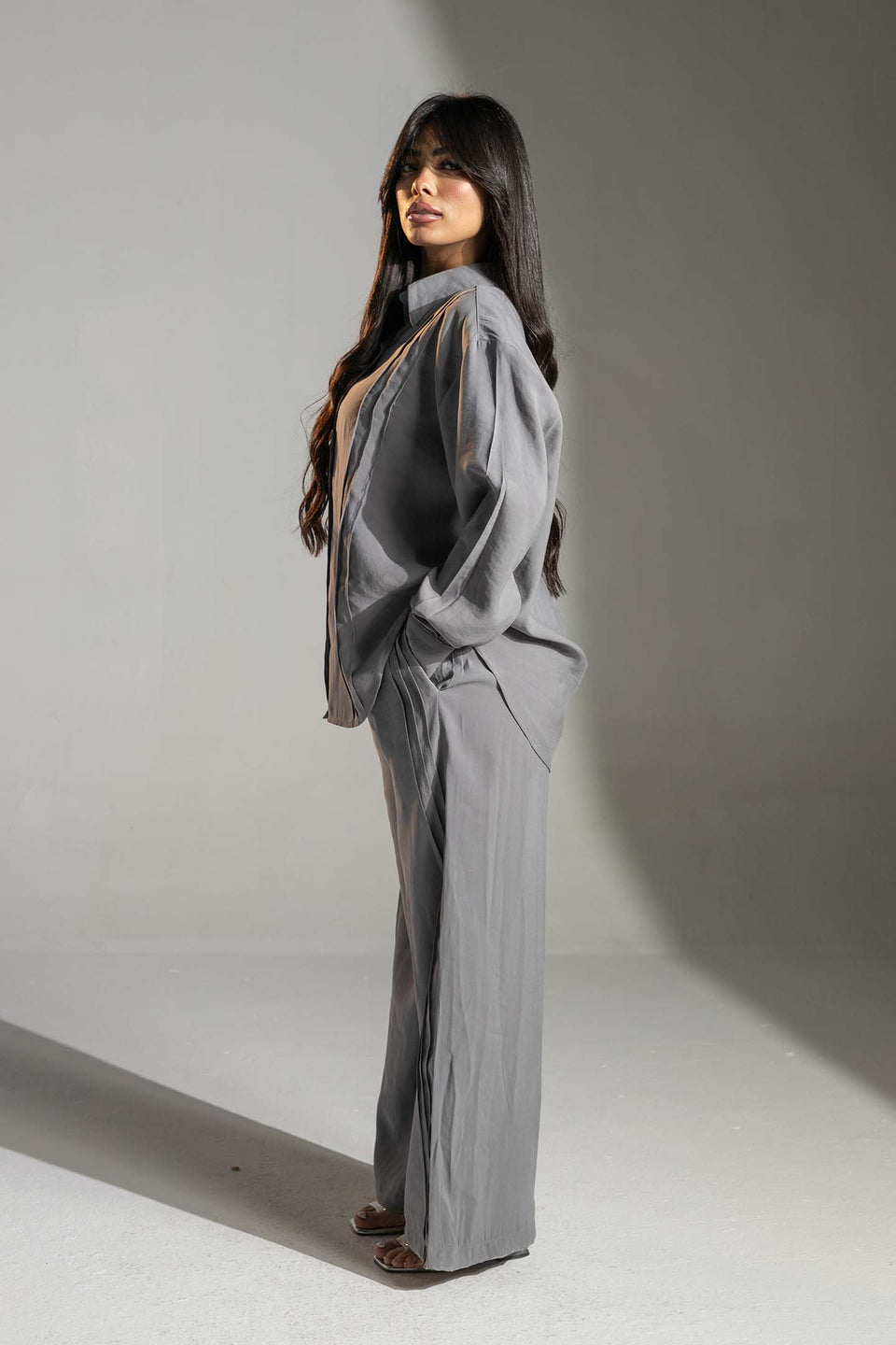 طقم رمادي بقصة مريحة قطعتين