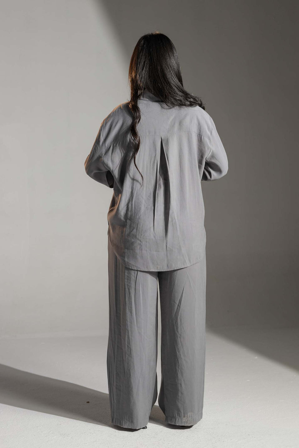 طقم رمادي بقصة مريحة قطعتين