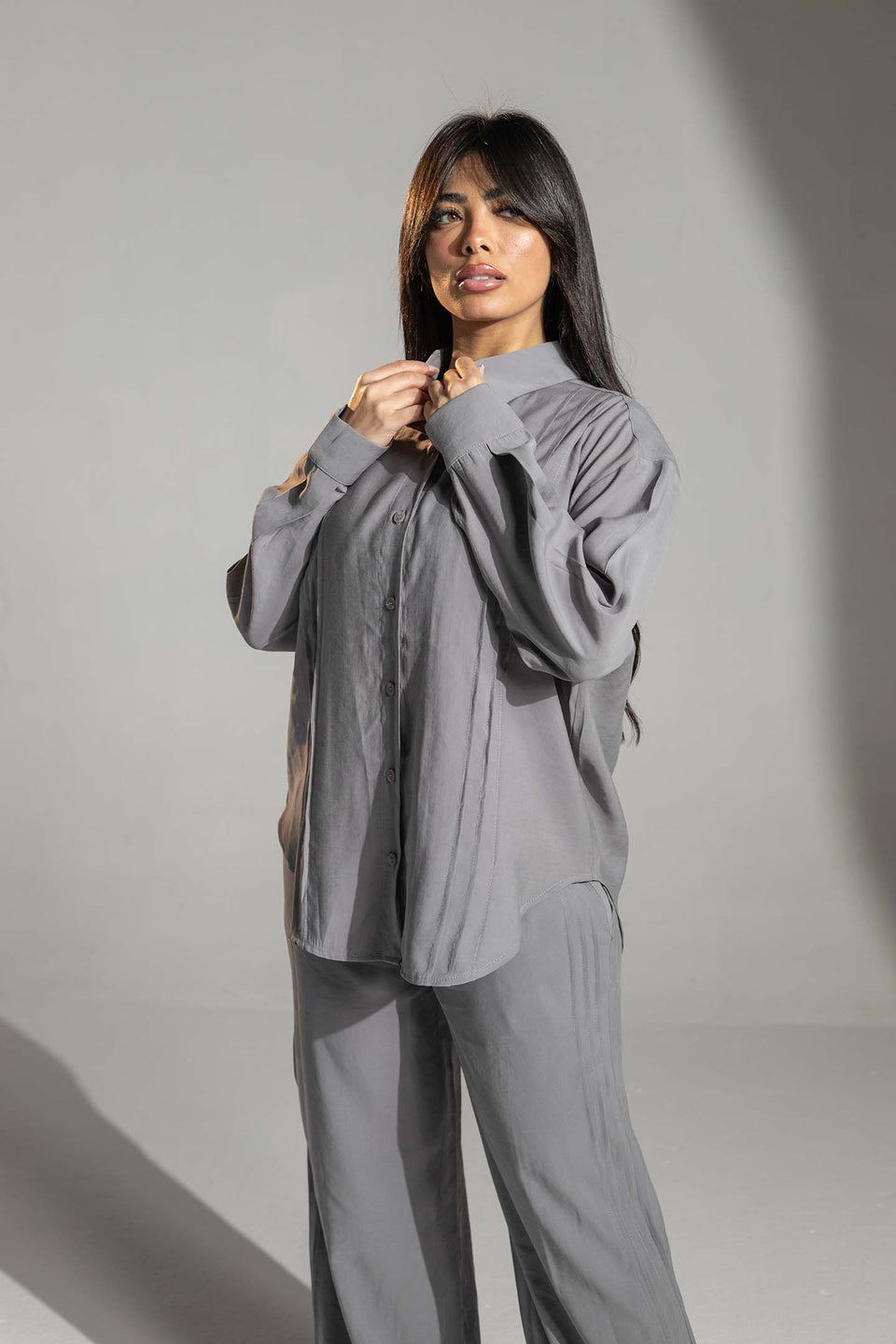 طقم رمادي بقصة مريحة قطعتين