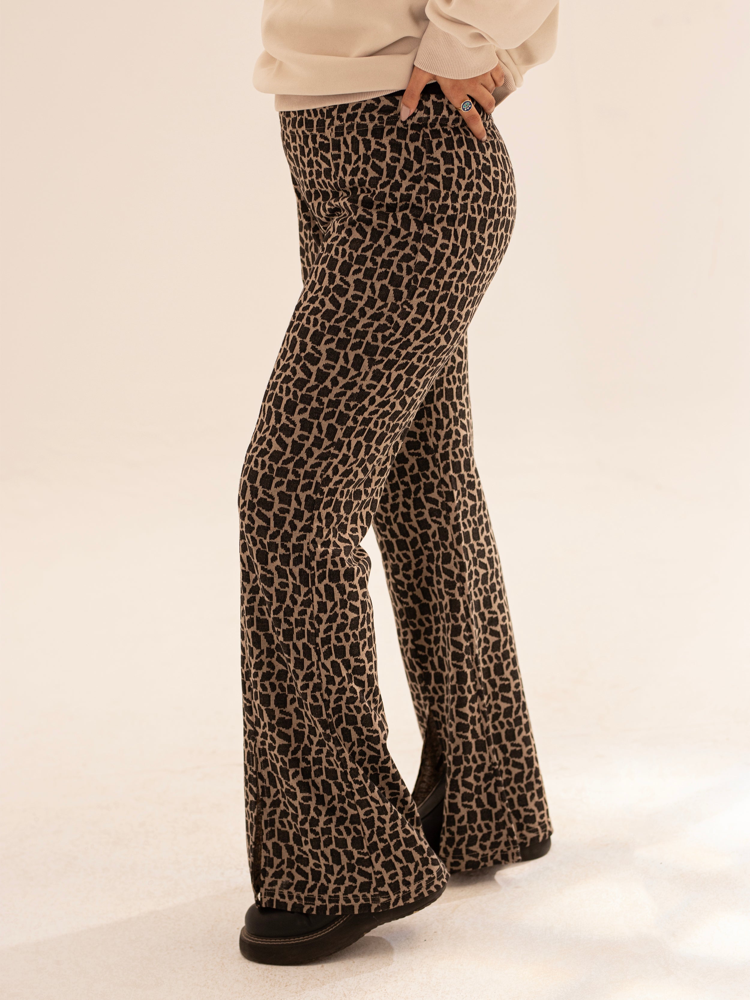 Flare pants with tiger printed